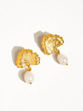 Load image into Gallery viewer, Béatrice 18K Gold Non-Tarnish Floral Pearl Earring