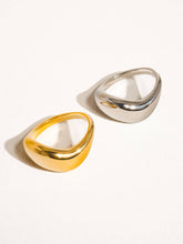 Load image into Gallery viewer, Erin 18K Non-Tarnish Classic Wavy Band
