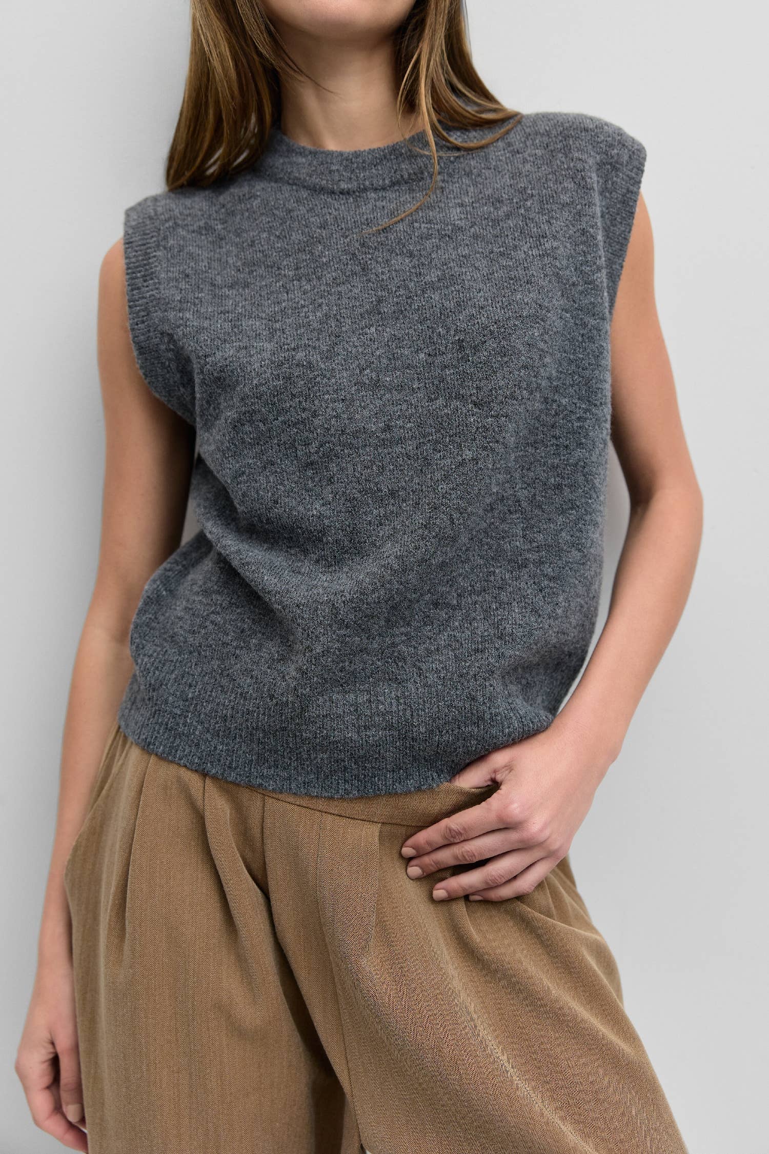 The Liv Sweater Vest is your new go-to relaxed fit vest that effortlessly blends coziness with style. The melange-colored yarn adds a touch of character, while the regular length makes it a versatile layering piece for any occasion.