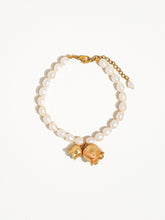 Load image into Gallery viewer, Nalin 18K Matte Gold Bellflower Pearl Bracelet