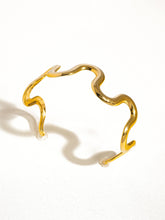 Load image into Gallery viewer, Félix 18K Gold Non-Tarnish Wavy Bold Statement Bracelet