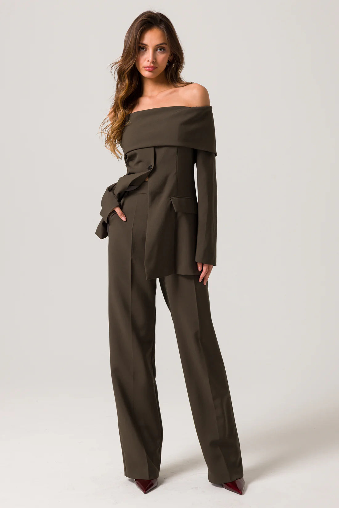 Olive trouser
Crepe olive fabric
Zip fly with hook and bar closure
4-pocket design
20" at the knee and 20" at the leg opening