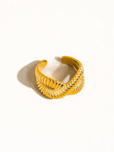 Load image into Gallery viewer, Nia 18K Gold Non-Tarnish Cross Spiral Ring