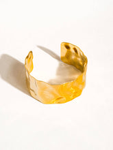 Load image into Gallery viewer, Baiser 18K Gold Non-Tarnish Glam Bold Bangle