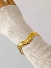 Load image into Gallery viewer, Corey 18K Gold Non-Tarnish V Shaped Bracelet
